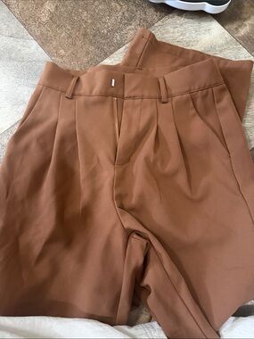 High-Rise Pleated Trousers in Warm Brown